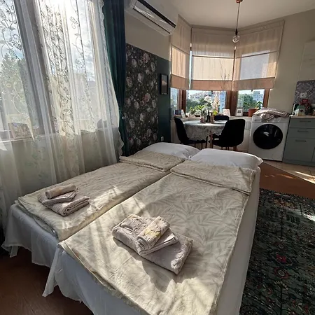 The Corner Is A Small, Sunny And Cozy شقة فارنا