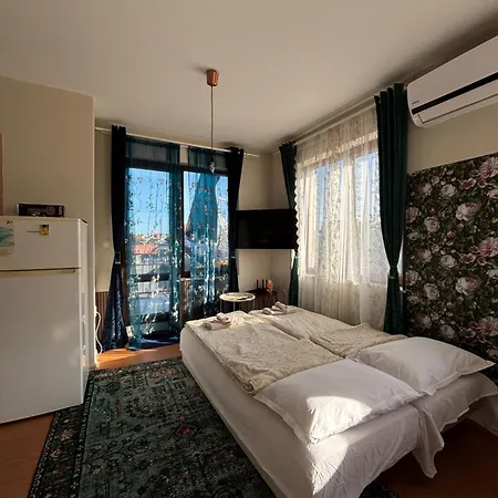 The Corner Is A Small, Sunny And Cozy * فارنا
