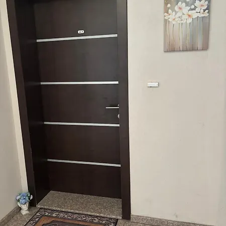 The Corner Is A Small, Sunny And Cozy فارنا