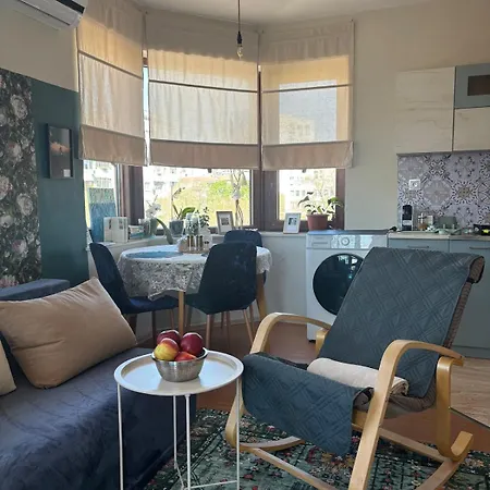 The Corner Is A Small, Sunny And Cozy * فارنا